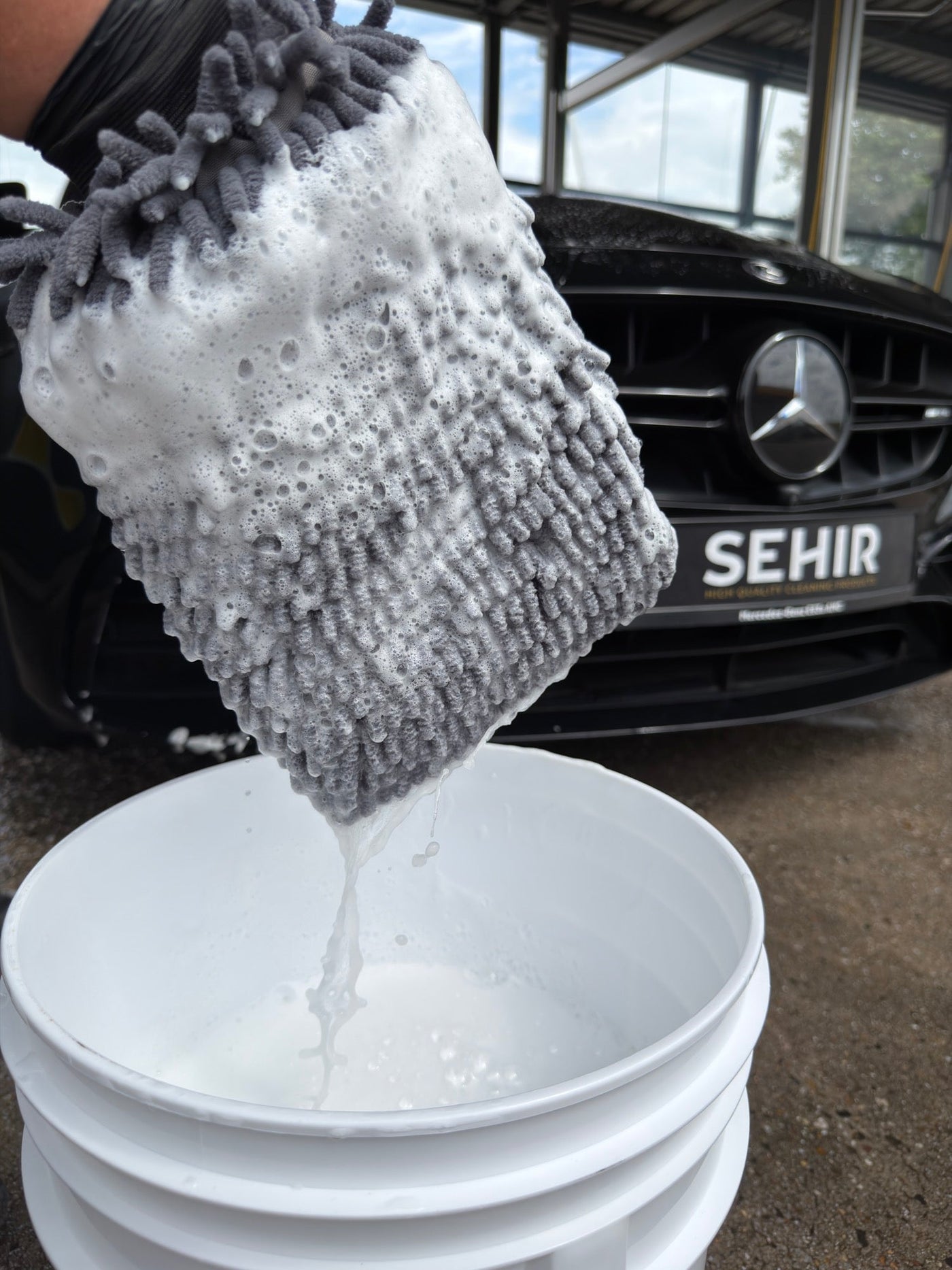 Je auto wassen zonder krassen: zo pak je het de eerste keer goed aan